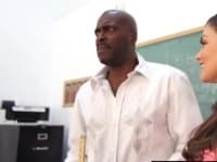 Темношкірий учитель якісно трахає свою студентку в кабінеті