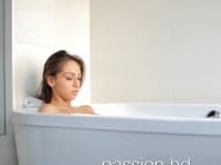 Молода брюнетка насолоджується сексом після ванни